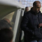 El entrenador de la Cultural mira su reloj en un partido.