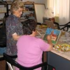 La imagen muestra una de las clases de pintura a las que asisten habitualmente los socios de Alfaem