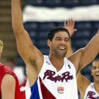 El exjugador puertorriqueño, José 'Piculín' Ortiz, celebra una canasta de su equipo en el Mundial de Indianápolis del 2002.