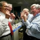 Muestras de júbilo entre los científicos de la Nasa al terminar con éxito la misión espacial