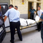 Los servicios funerarios trasladan los cuerpos de los dos ciudadanos ecuatorianos.