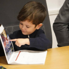 Darío, con el calendario solidario de los bomberos. J. NOTARIO