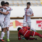 Julen Colinas y Gallar se abrazan ante el portero visitante Alberto y el culturalista Toni para festejar el gol que abrió el marcador en el Reino de León. JESÚS F. SALVADORES
