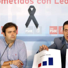 Cardo mostrando, ayer, la caída de la inversión del PP en presencia de Tino Rodríguez.