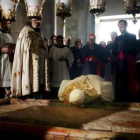 Benedicto XVI besa la Piedra de la Unción en la Iglesia del Santo Sepulcro
