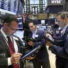 Agentes de bolsa en Wall Street, atentos ayer a la evolución de los mercados.