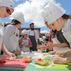 Imagen del chef Peña, ayer, junto a algunos de los participantes en ‘Cocina en familia’. SECUNDINO PÉREZ
