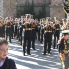 Una de las bandas leonesas ejecuta las primeras notas de una marcha antes de salir hacia la plaza Ma