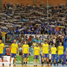 La afición del Ourense anima a su equipo.