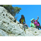 Dos escaladoras, con su guía, tras alcanzar una de las cumbres de la Vía Ferrata del Cares, ubicada en Cordiñanes.DL