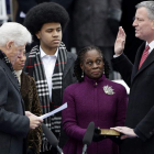 De Blasio jura su cargo sobre una biblia ante el expresidente Bill Clinton.