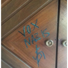 Mensaje grabado en la puerta de la sede de Vox León. DL