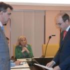 Restituto Martín Tejedor jura el cargo ante el alcalde.