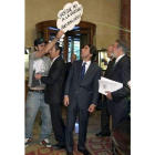 Aznar, junto a Mayor Oreja, observa como un joven exhibe un cartel