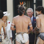 El príncipe Carlos de Inglaterra y su esposa Camila, en una ceremonia tradicional indígena de bienvenida en Australia