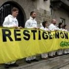 Activistas de Greenpeace se concentran frente a la Delegacion de Gobierno en La Coruña