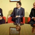 El líder de negociación palestino, Saeb Ereikab, Zapatero y Simon Perez