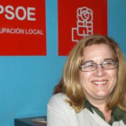 Josefa de Paz Tampesta posa en la sede del Partido Socialista en Santa María del Páramo.