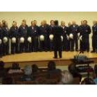 Los miembros del coro minero, en plena actuación musical
