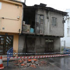 Edificio semiderruido en la calle Los Negrillos de Cacabelos.