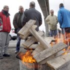 Los trabajadores plantados ante la fábrica, ayer.