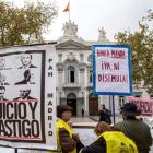 Un grupo de manifestantes ante la sede del Tribunal Supremo en Madrid. RODRIGO JIMÉNEZ