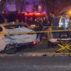 Agentes de policía controlan la zona del atropello masivo protagonizado por el conductor de una 'pick-up' durante el carnaval de Nueva Orleans, el 25 de febrero.