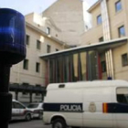 Imagen de archivo de la fachada principal de la Comisaría de Policía de León.