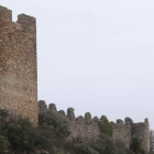 Una imagen del Castillo de Cornatel junto a otra con el cartel de aviso de su cierre.