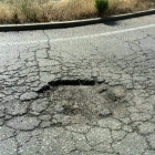 Uno de los baches de los viales del polígono de Trobajo.