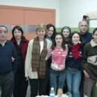 Los organizadores de los cursos, ayer, con futuros alumnos