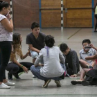Alumnos de la ESO de El Til·ler en el centro de deportes del Bon Pastor, ayer