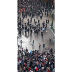 Ciudadanos se enfrentan a miembros de los antidisturbios.