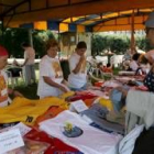 Los voluntarios de Aldem instalaron una pequeña carpa en la que dispensaban camisetas