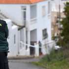 Un agente de la Guardia Civil ante la vivienda de la familia del pequeño Gabriel, en Las Hortichuelas.