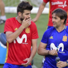 Piqué y Lopetegui charlan en el entrenamiento de la seleccón española en Murcia.
