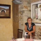 María Luisa Josefina Cano posa ante uno de sus cuadros