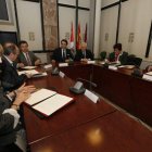 El consejero Suárez-Quiñones y los alcaldes firmaron el convenio ayer en León. RAMIRO