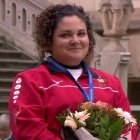 Andrea Marcos con su medalla de oro y el ramo de flores que recibía como campeona europea en la categoría de arco compuesto. RFETA