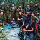 Soldados e indígenas con los niños rescatados tras 40 días en la selva de Guaviare. FF.AA. COLOMBIA