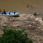 Socorristas mexicanos, junto a la zona donde fue encontrado el segundo cadáver.