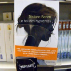 Portada del libro 'El baile de los hipócritas', de la periodista y escritora francesa Tristane Banon en una librería de París.