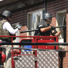 Policías introduciendo ayer cámaras en la vivienda.