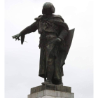 Imagen actual de la estatua de Guzmán, 117 años después de levantarse en la peana.