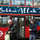 Una imagen de los carteles que circularán por Reino Unido en más de 640 autobuses a partir del 23 de mayo.