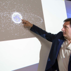 El profesor de la Universidad de La Rioja, Félix San Juan, explica el proyecto en el que trabaja el equipo que dirige. ABEL ALONSO