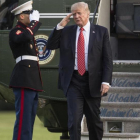 Trump saluda a su llegada en helicóptero desde Reno a la Casa Blanca, en Washington, el 23 de agosto