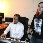 La rapera afgana Susan Firoz en el estudio de grabación.