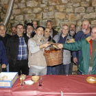 Los mozos del pueblo se llevaron el lote de las patas y orejas de cerdo.