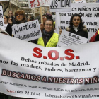 Cientos de familiares de 'niños robados', durante la manifestación en protesta por la lentitud de la justicia, este domingo, en Madrid.